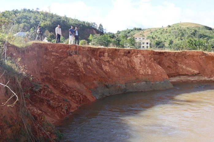 Sạt lở suối Đăk Ter đe dọa tính mạng hàng trăm hộ dân Quảng Ngãi - Ảnh 1.