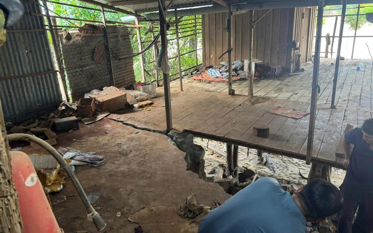 Sạt lở suối Đăk Ter đe dọa tính mạng hàng trăm hộ dân Quảng Ngãi - Ảnh 2.