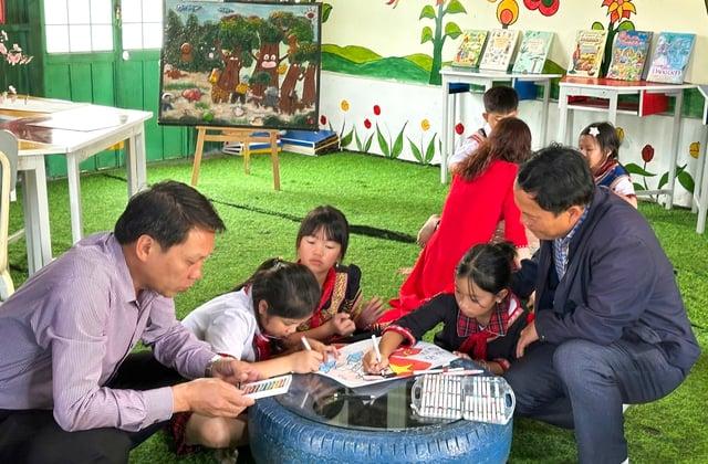 Học sinh người Xơ Đăng vẽ tranh cổ động ngày bầu cử- Ảnh 1.