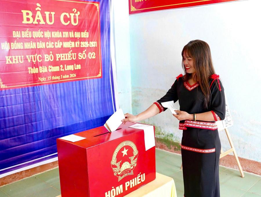 Cử tri người Xơ Đăng trong trang phục truyền thống bỏ phiếu bầu cử.