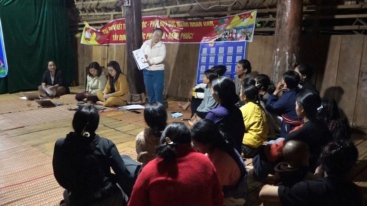 Đêm xuống, lãnh đạo xã ngồi bệt dưới nhà rông để 'lắng nghe phụ nữ nói' - Ảnh 3.