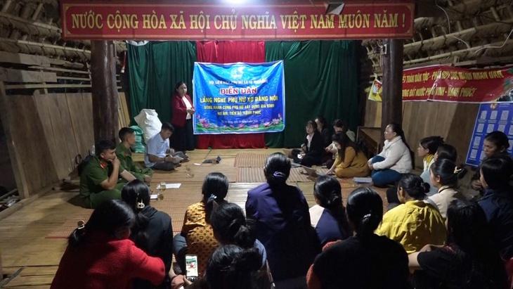 Đêm xuống, lãnh đạo xã ngồi bệt dưới nhà rông để 'lắng nghe phụ nữ nói' - Ảnh 2.