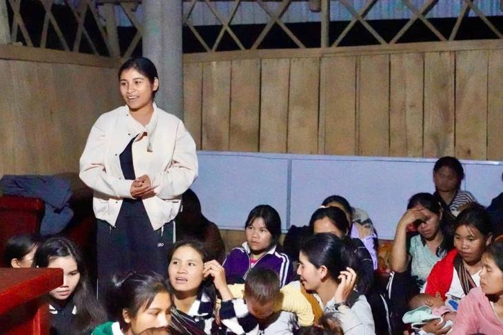 Đêm xuống, lãnh đạo xã ngồi bệt dưới nhà rông để 'lắng nghe phụ nữ nói' - Ảnh 1.
